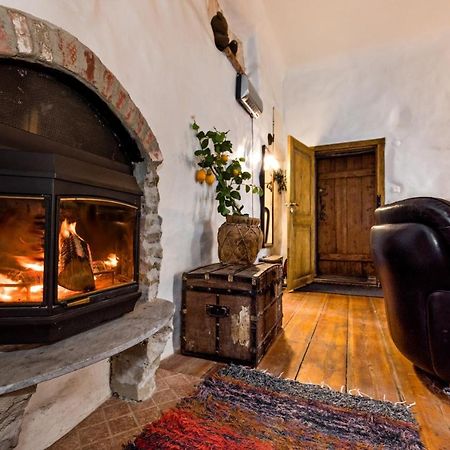 Historical Two-Bedroom Apartment With Sauna, Jacuzzi And Fireplace Tallinn Exterior photo