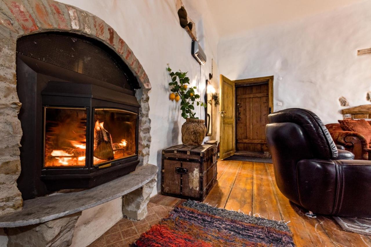 Historical Two-Bedroom Apartment With Sauna, Jacuzzi And Fireplace Tallinn Exterior photo