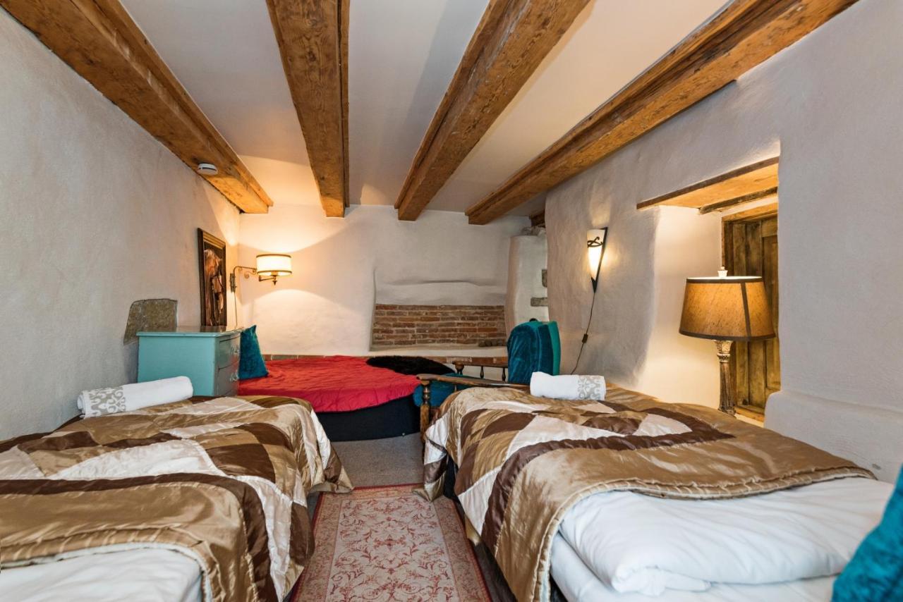 Historical Two-Bedroom Apartment With Sauna, Jacuzzi And Fireplace Tallinn Exterior photo